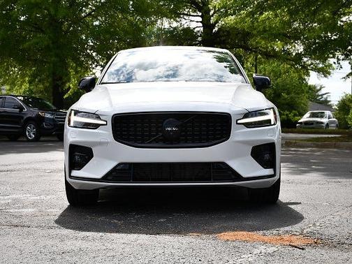 Crystal White 2023 Volvo S60 Plus
