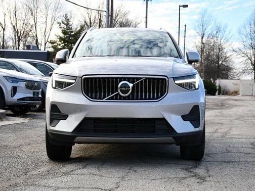 2025 Volvo XC40 Core