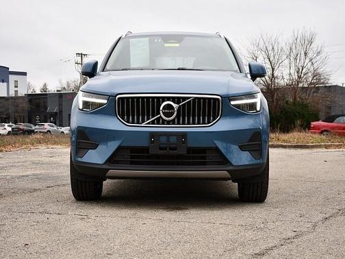 2025 Volvo XC40 Core