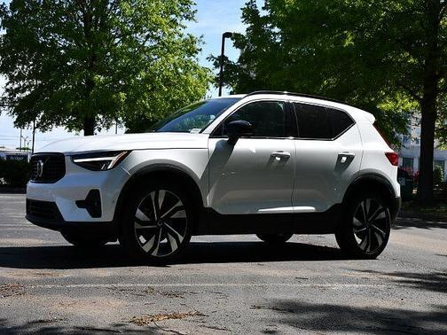 Crystal White 2023 Volvo XC40 Plus