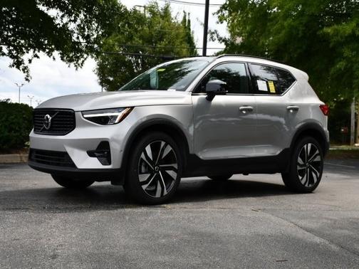 2025 Volvo XC40 B5 Plus Dark Theme
