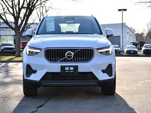 2025 Volvo XC40 Core