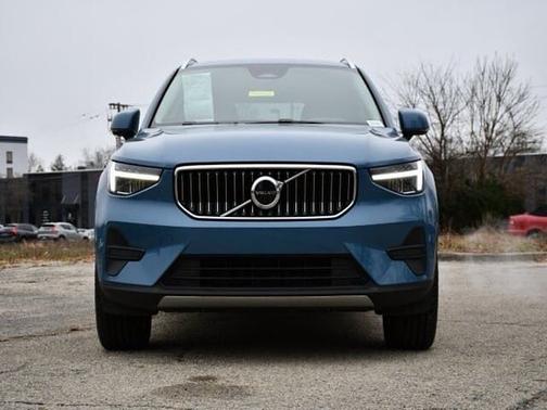 2025 Volvo XC40 Core