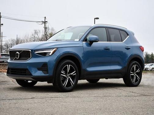 2025 Volvo XC40 Core