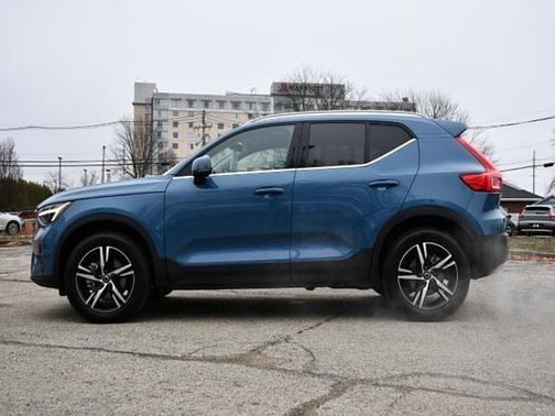 2025 Volvo XC40 Core