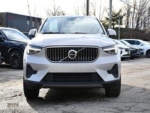 2025 Volvo XC40 Core