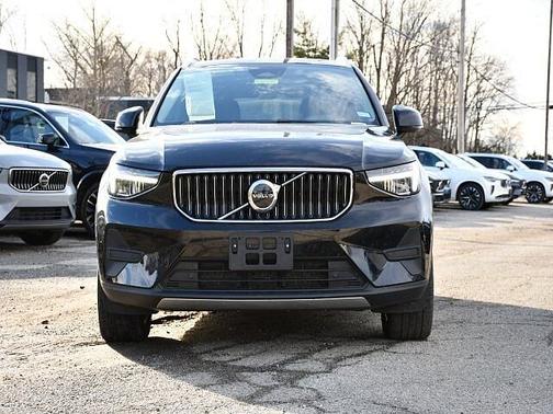 2025 Volvo XC40 Core