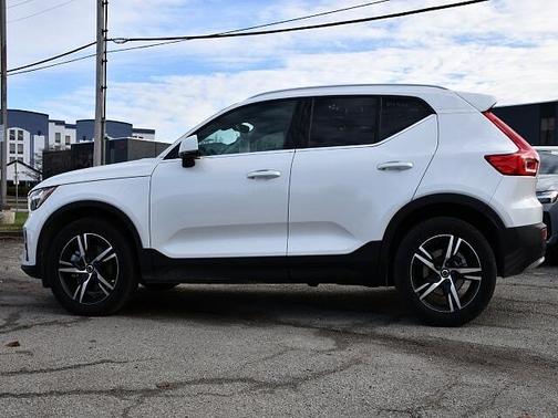 2025 Volvo XC40 Core