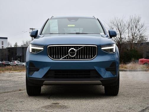 2025 Volvo XC40 Core