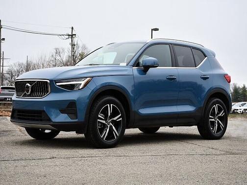 2025 Volvo XC40 Core