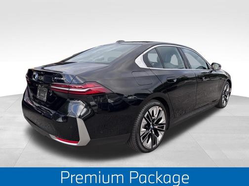Black Sapphire Metallic 2026 BMW i5 xDrive40