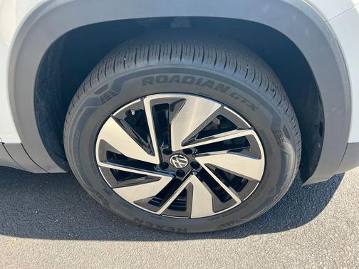 Opal White Pearl 2025 Volkswagen Atlas 2.0T SEL