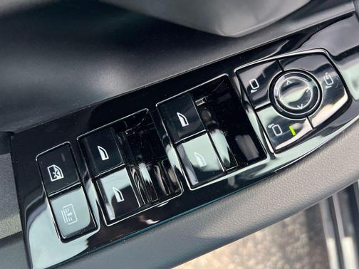 Carbon Black Metallic 2027 BMW 550e 550e xDrive