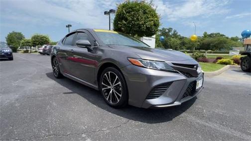 Photo 3 of 35 of 2019 Toyota Camry SE