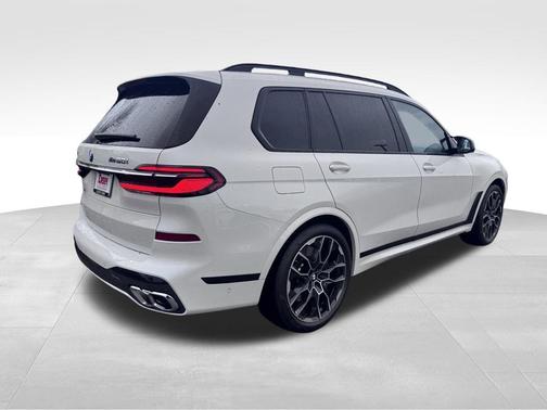2025 BMW X7 M60i