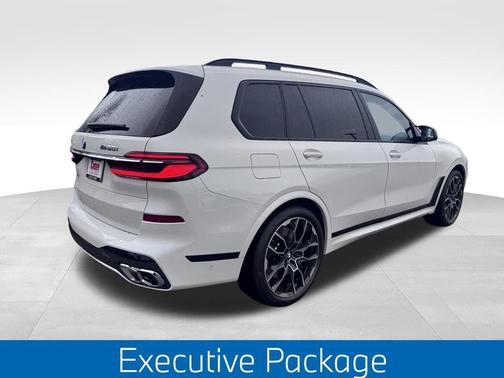 2025 BMW X7 M60i