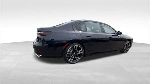 2025 BMW 750e i xDrive