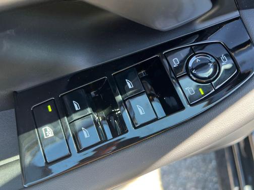 Black Sapphire Metallic 2027 BMW 550e 550e xDrive