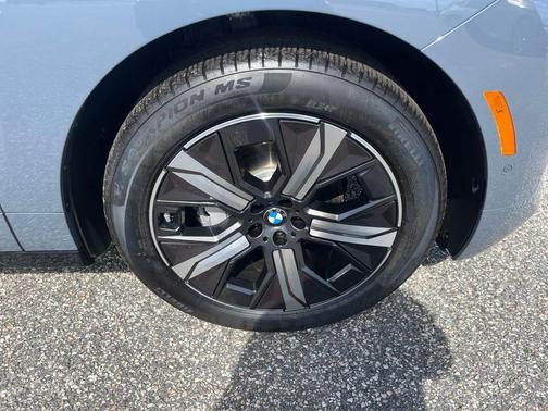 2026 BMW iX xDrive60
