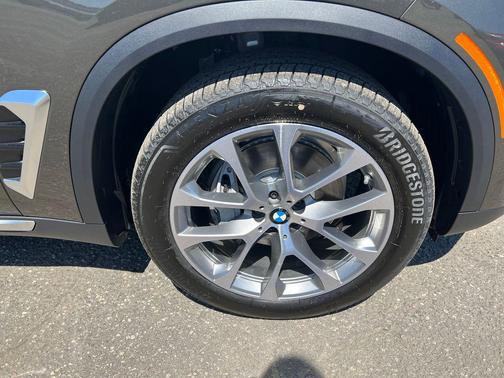 Manhattan Green Metallic 2026 BMW X5 xDrive40i