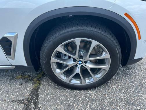 Mineral White Metallic 2026 BMW X5 xDrive40i