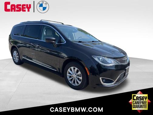 Brilliant Black Crystal Pearlcoat 2018 Chrysler Pacifica Touring-L