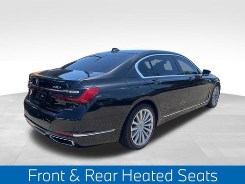 Black Sapphire Metallic 2022 BMW 740 i xDrive