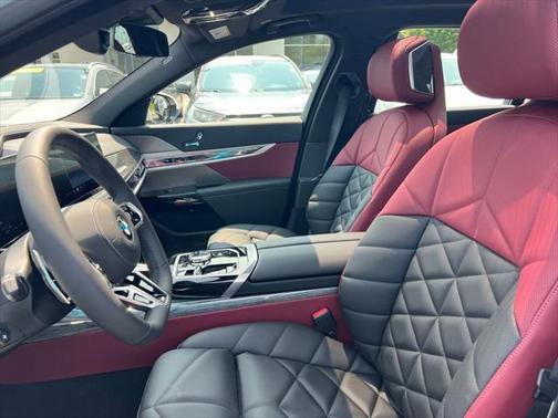 2025 BMW 740 i