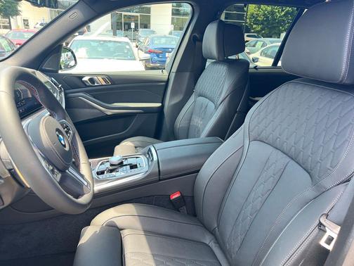 Black Sapphire Metallic 2026 BMW X5 M60i
