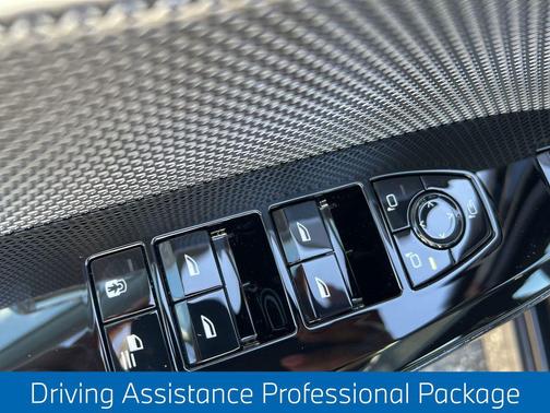 Black Sapphire Metallic 2025 BMW i7 xDrive60