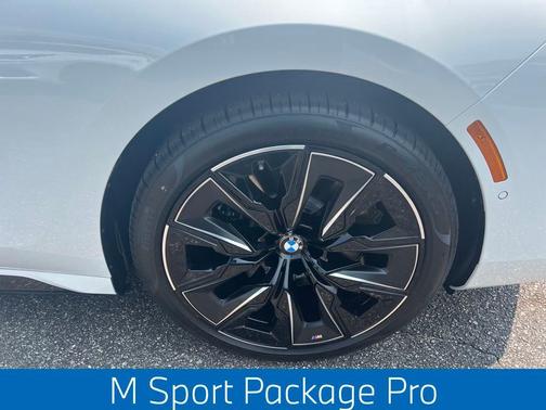 2025 BMW 750e i xDrive