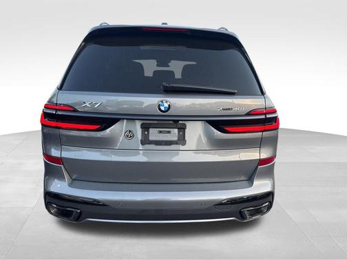 Gray Metallic 2025 BMW X7 xDrive40i