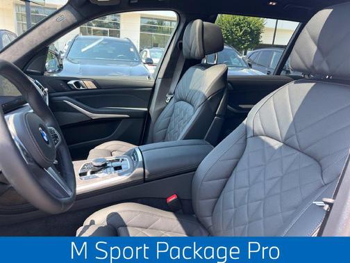 Mineral White Metallic 2027 BMW X7 xDrive40i