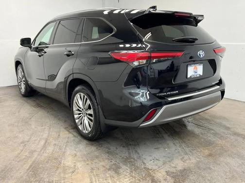 BLACK 2022 Toyota Highlander Hybrid Platinum