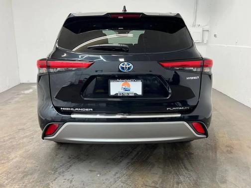 BLACK 2022 Toyota Highlander Hybrid Platinum
