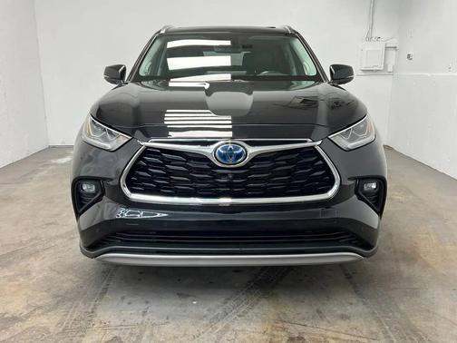 BLACK 2022 Toyota Highlander Hybrid Platinum