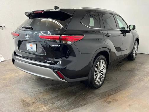 BLACK 2022 Toyota Highlander Hybrid Platinum