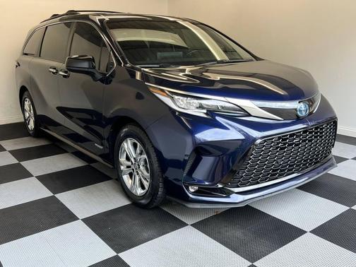 2021 Toyota Sienna XSE 7 Passenger