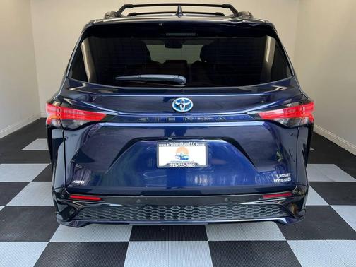 2021 Toyota Sienna XSE 7 Passenger