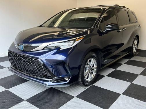 2021 Toyota Sienna XSE 7 Passenger