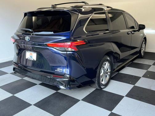 2021 Toyota Sienna XSE 7 Passenger