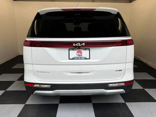 WHITE 2023 Kia Carnival LX
