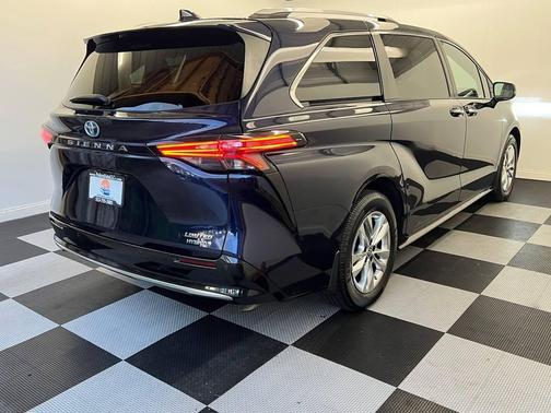 2022 Toyota Sienna Limited