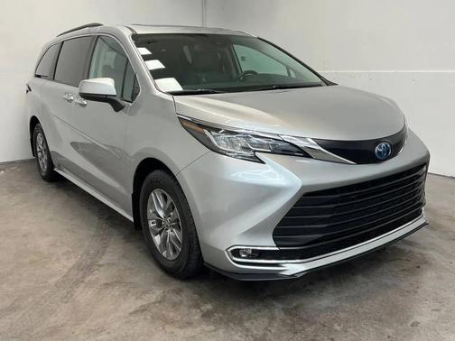 2022 Toyota Sienna XLE