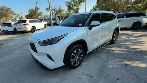 Wind Chill Pearl 2022 Toyota Highlander XLE