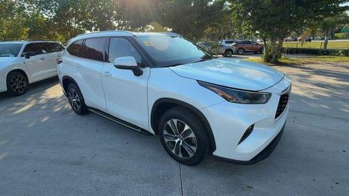 Wind Chill Pearl 2022 Toyota Highlander XLE