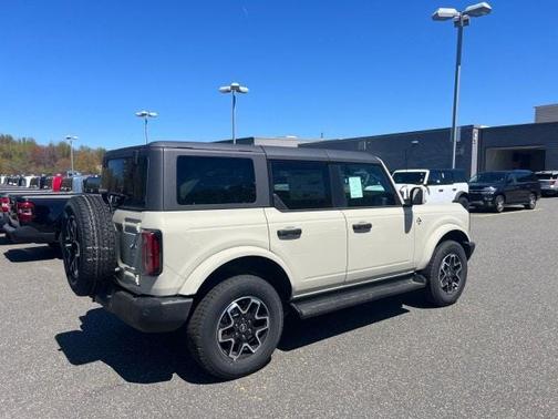 Desert Sand 2026 Ford Bronco Outer Banks