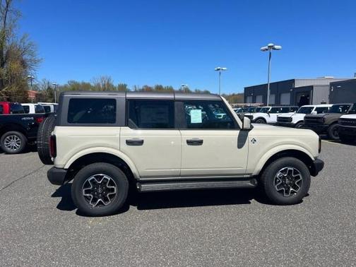 Desert Sand 2026 Ford Bronco Outer Banks