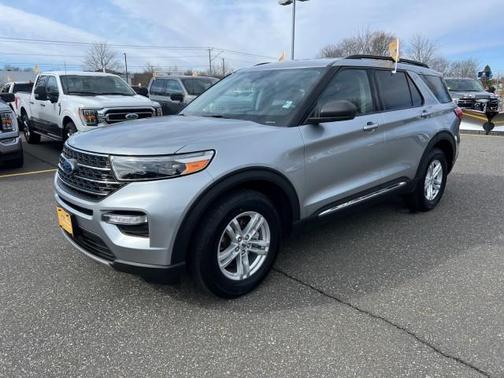 Iconic Silver Metallic 2022 Ford Explorer XLT