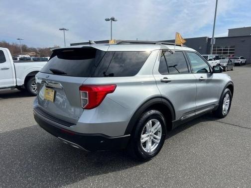 Iconic Silver Metallic 2022 Ford Explorer XLT